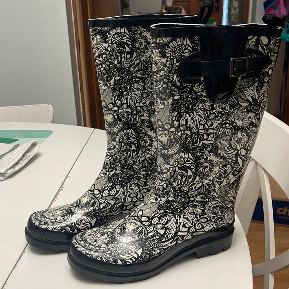 The SAK Women's Rhythm Rain Boot, Black/Amp/White Spirit Desert, 8 M US